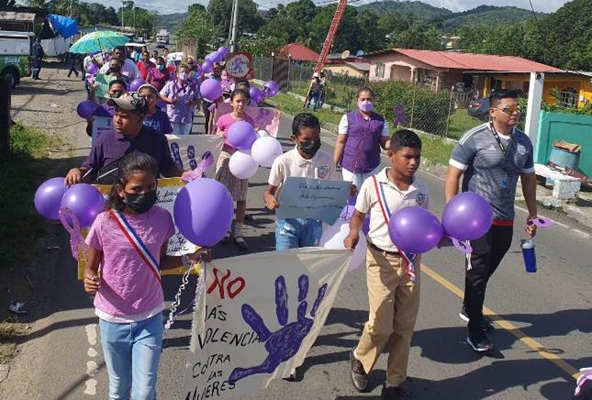 Realizan caminata en Colón para la concienciación de la violencia contra la mujer 