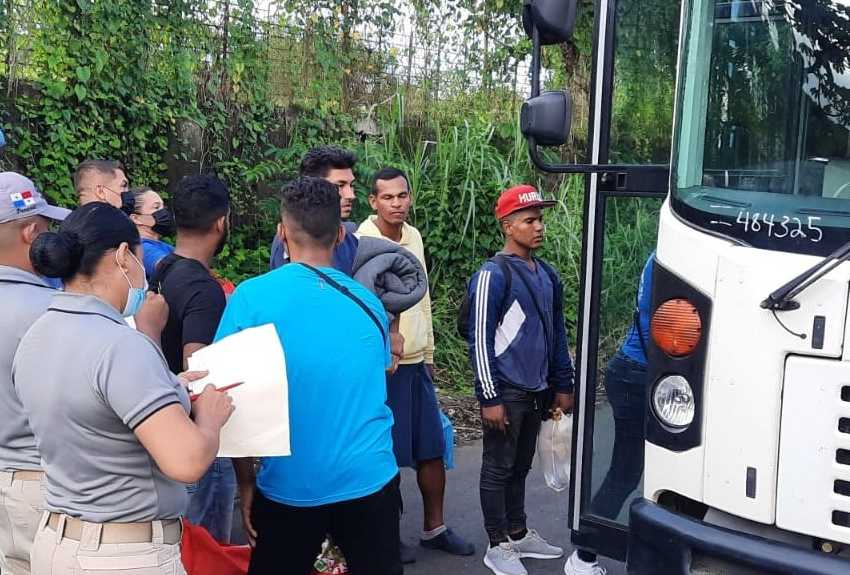 Retornan a Venezuela desde Panamá 145 migrantes y cierran un refugio temporal 