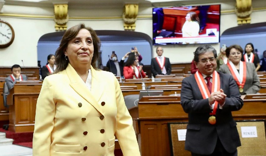 La abogada Dina Boluarte jura como primera presidenta de la historia de Perú 
