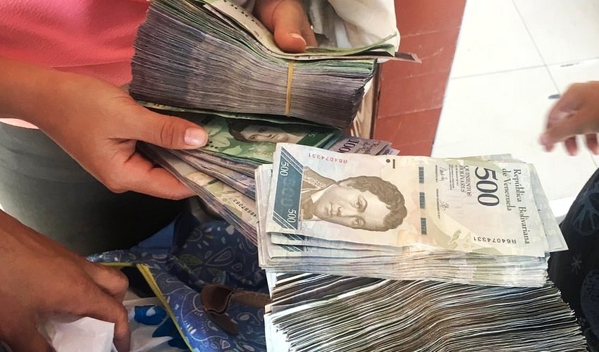 El precio del dólar oficial en Venezuela se duplica en menos de cuatro meses 
