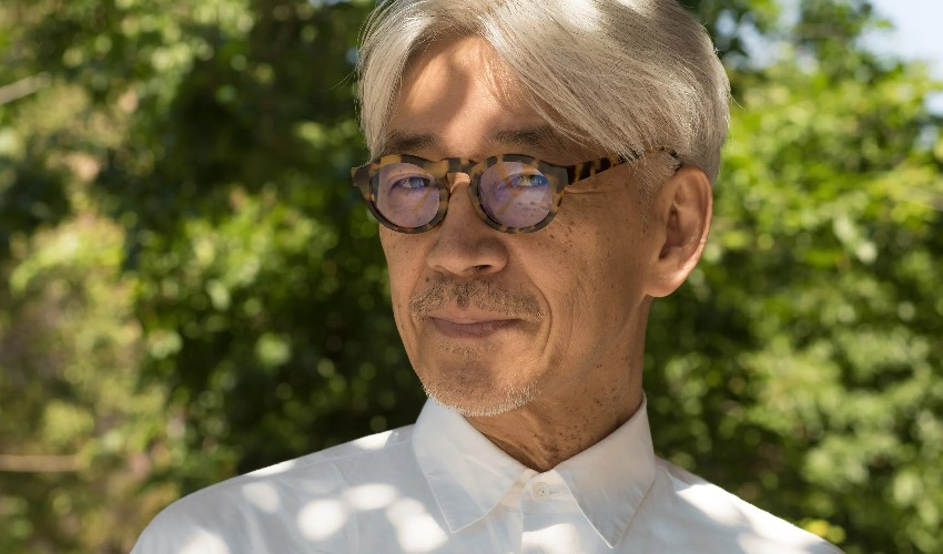 Ryuichi Sakamoto sigue en tratamiento por cáncer pero ha perdido mucha fuerza 