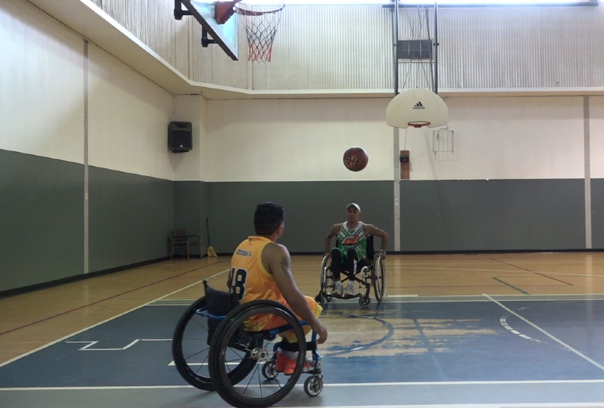 Clubes de baloncesto sobre sillas de ruedas reciben apoyo de la Universidad de Panamá 