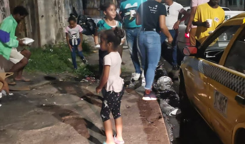 ¡Qué bien! Personas desinteresadas buscan ayudar a los habitantes de calle en Colón 