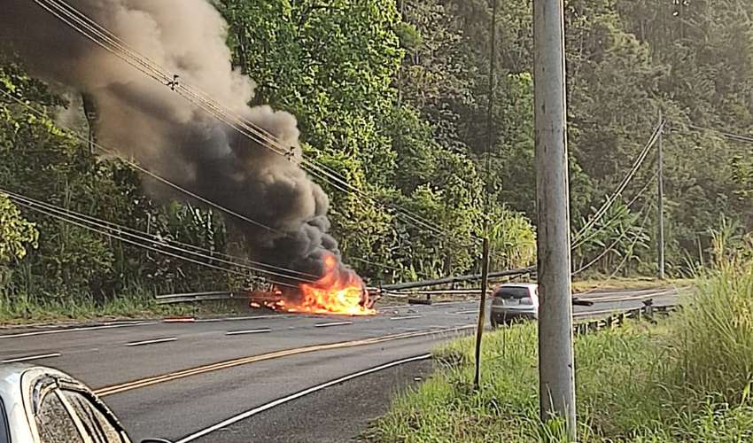 Vehículo se incendió tras estrellarse  contra un poste eléctrico 