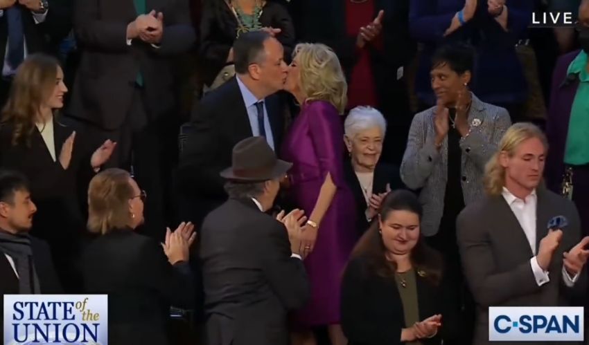 ¡Jill Biden lo vuelve a hacer! La primera dama le da beso al marido de Kamala Harris 