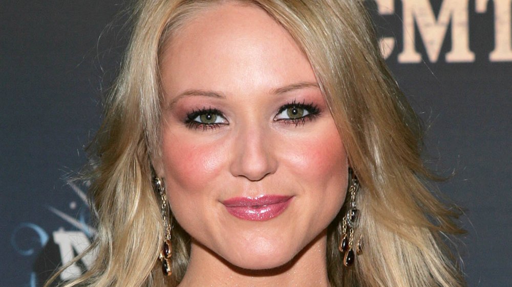 Cantante Jewel dice que su madre le hurtó más de 100 millones de dólares 