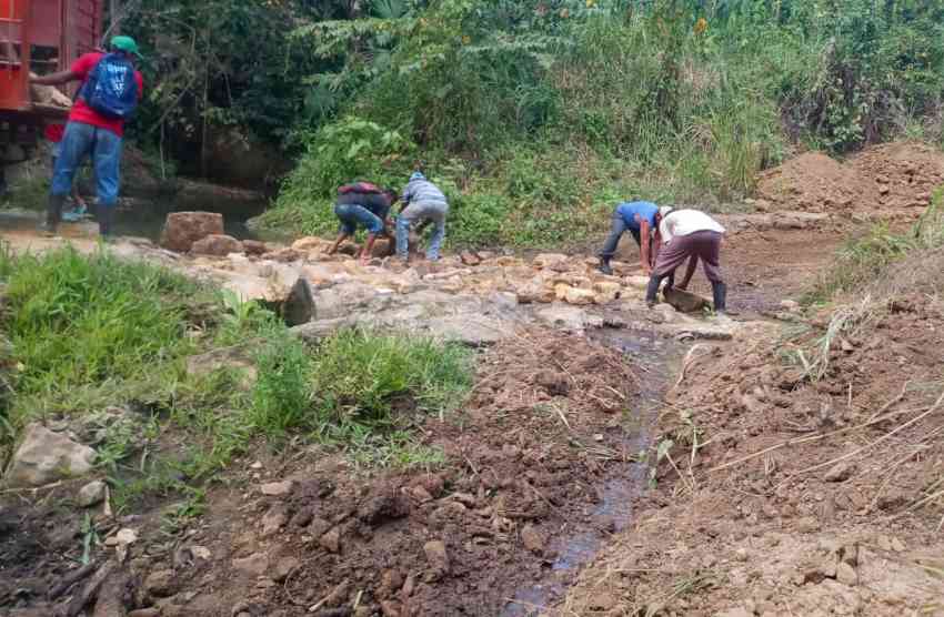 Ante la indiferencia de las autoridades, moradores se pusieron manos a la obra en Garachiné 