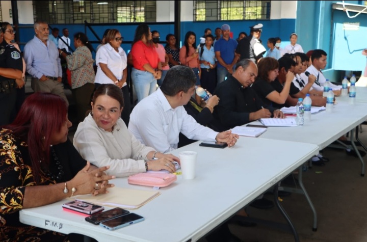 Luego de protestar pacíficamente, Meduca responde a la comunidad educativa del 'Francisco Beckmann' 
