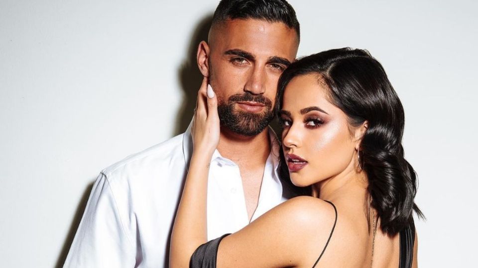 ¡Le sacaron pruebas! Novio de Becky G le habría sido infiel a pocos meses de casarse 