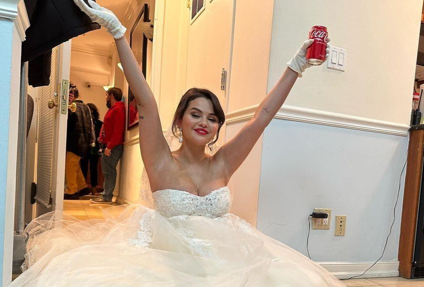 Selena Gómez paraliza el tráfico de Nueva York vestida de novia 