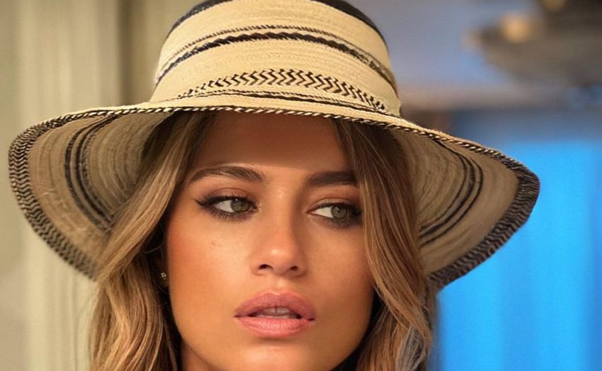 ¡'Ensombrerá'! Lola Ponce se toma su foto pa'l recuerdo con un sombrero pinta'o 