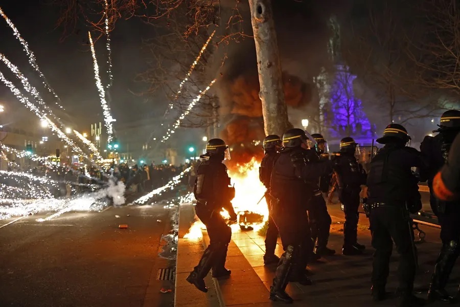 Manifestantes la pasada noche en París, en contra la reforma de las pensiones. EFE/EPA/YOAN VALAT 