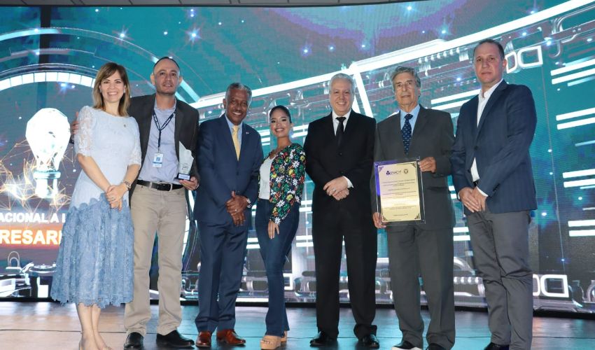 Entrega del premio a los participantes. 
