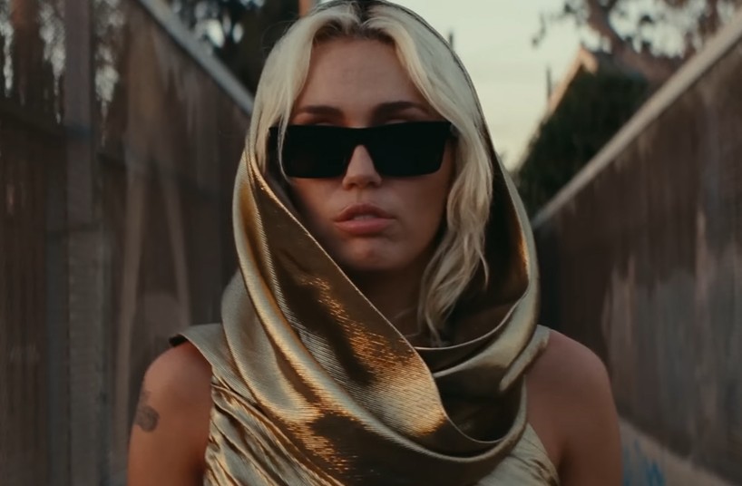 Distrito escolar de Wisconsin prohíbe la canción de Miley Cyrus con la palabra 'arcoíris' 