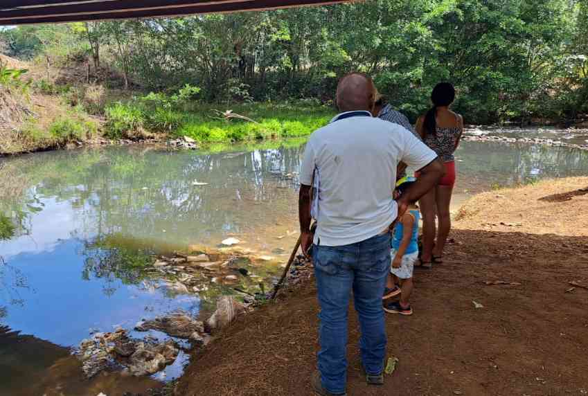 Lanzan tripas de marrano al río Caño Quebrado en La Chorrera, esperan que MiAmbiente investigue 