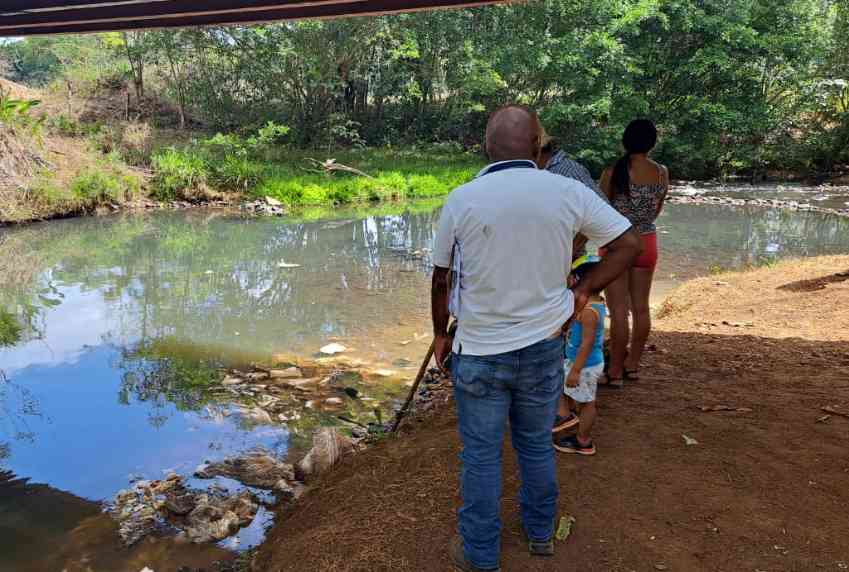 ¡Que MiAmbiente investigue! Lanzan tripas de marrano al río Caño Quebrado en La Chorrera  