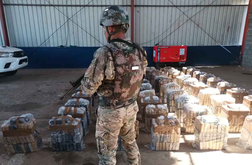 Trasladaban más de mil 500 paquetes de droga en una lancha rápida cerca de Isla Colón 