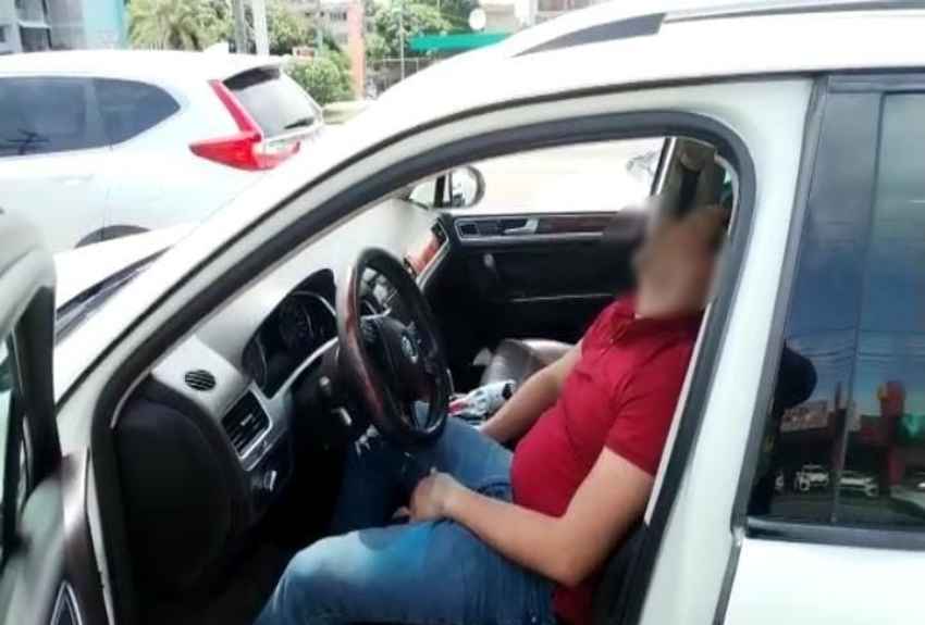 ¡Ave María pues! Conductor en estado etílico se quedó dormido en un semáforo de El Dorado 