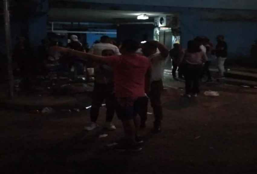 ¡La party estaba en su punto! Policía intervino en parking clandestino en El Chorrillo, donde había más de 200 personas 