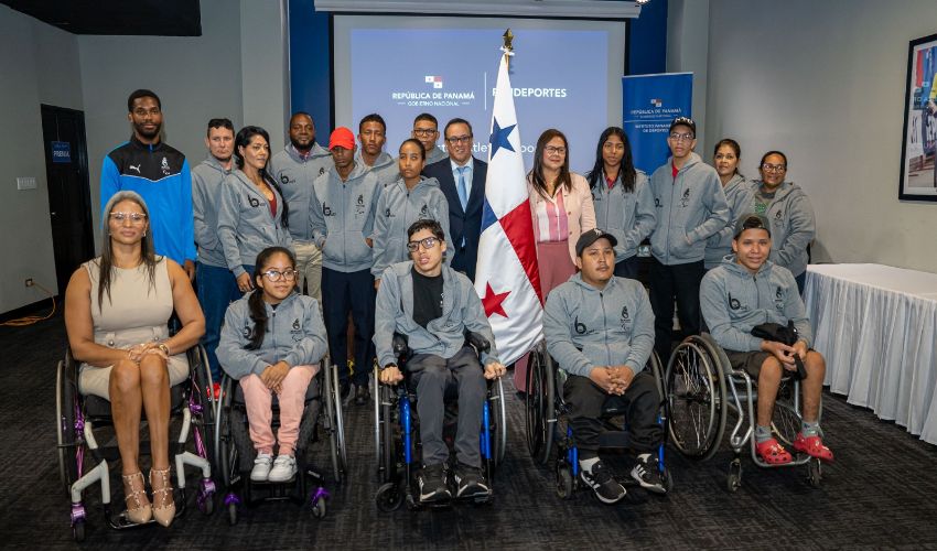 Entregan Pabellón Nacional a la delegación de Panamá que asistirá a los Juegos Parapanamericanos Juveniles Bogotá 2023 