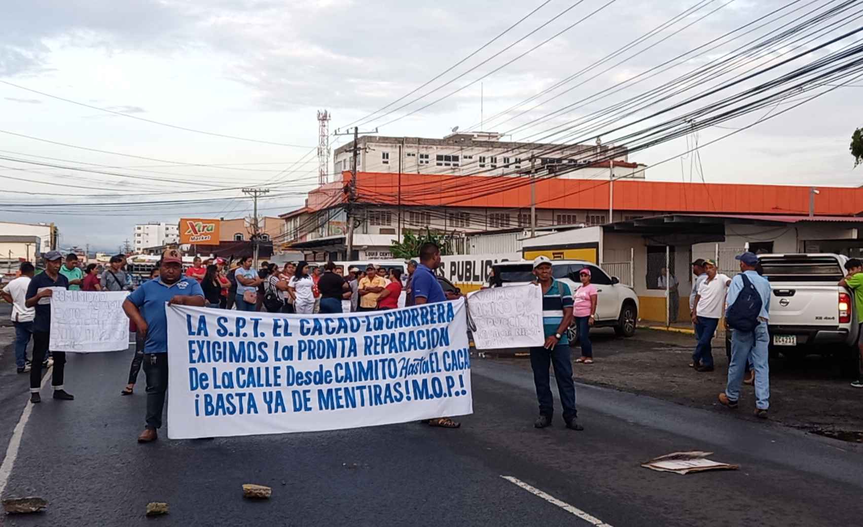 Transportistas, productores agrícolas y docentes de Capira bloquearon acceso sede del MOP en Panamá Oeste 