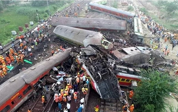 Suman 261 víctimas por choque de trenes en India  