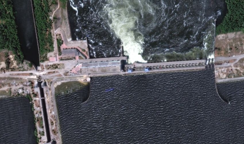 Imagen satelital proporcionada por Maxar Technologies de la presa y planta hidroeléctrica de Nova Kajovka, en el sur de Ucrania, antes de la explosión del martes.EFE/EPA/MAXAR 