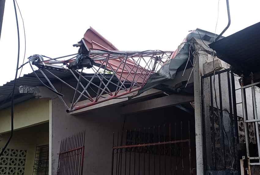 Reportan desprendimientos de techos, caídas de árboles y vallas publicitarias en el Oeste 