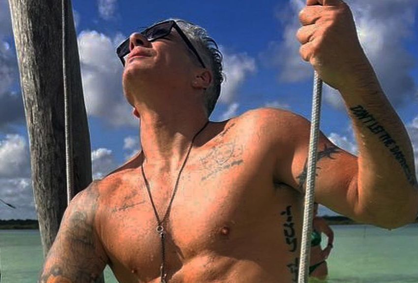 Fernando Carrillo y su desnudo en Instagram; invita a hacer el amor dos veces al día 