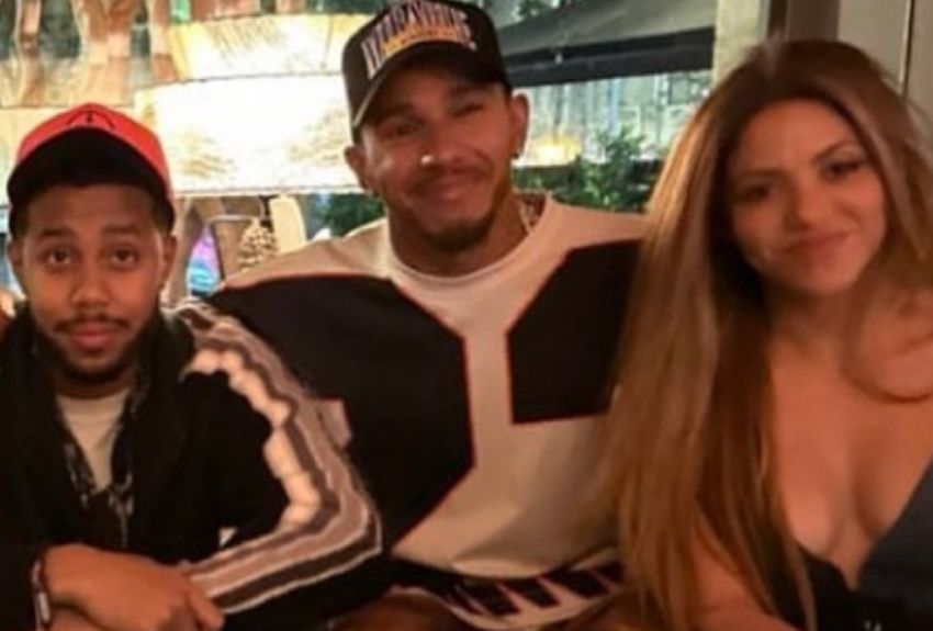 ¡'Necesito encontrar una latina'! Lo que dijo Lewis Hamilton antes de posar con Shakira y agarrarle la cintura 