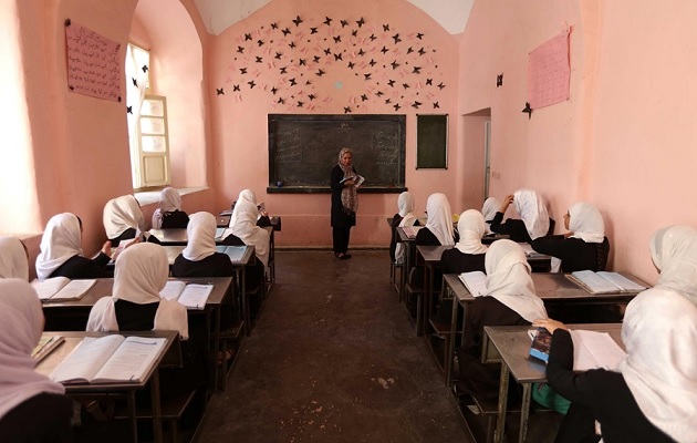 ¡Qué tristeza! Envenenaron a 82 niñas de dos colegios de Afganistán 