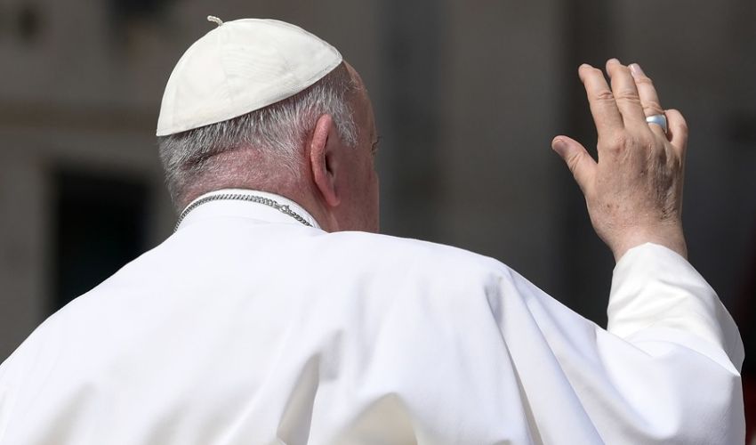 Concluye sin complicaciones la operación de hernia abdominal del papa Francisco 