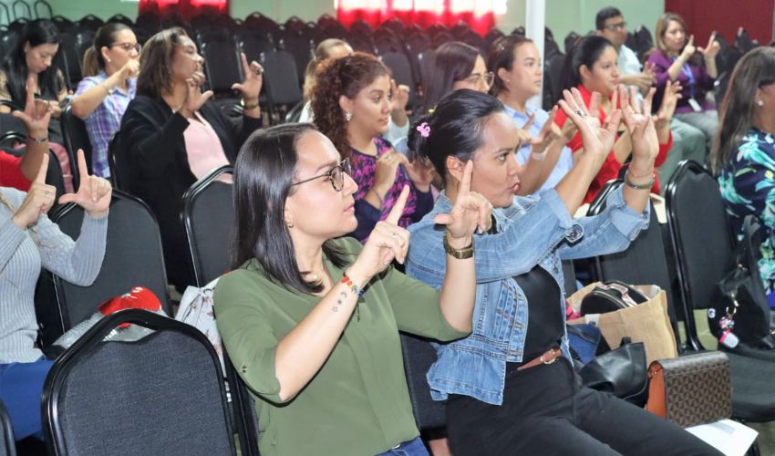 Capacitan a docentes de Panamá Centro en lengua de señas  