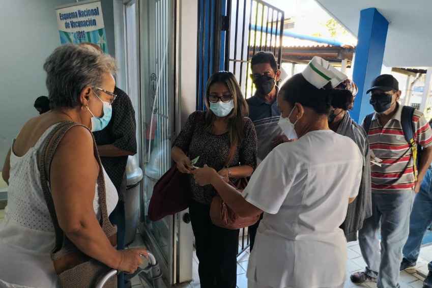 Aumentan casos de enfermedades respiratorias; asegurados y beneficiarios acuden a la Policlínica de Betania a vacunarse 