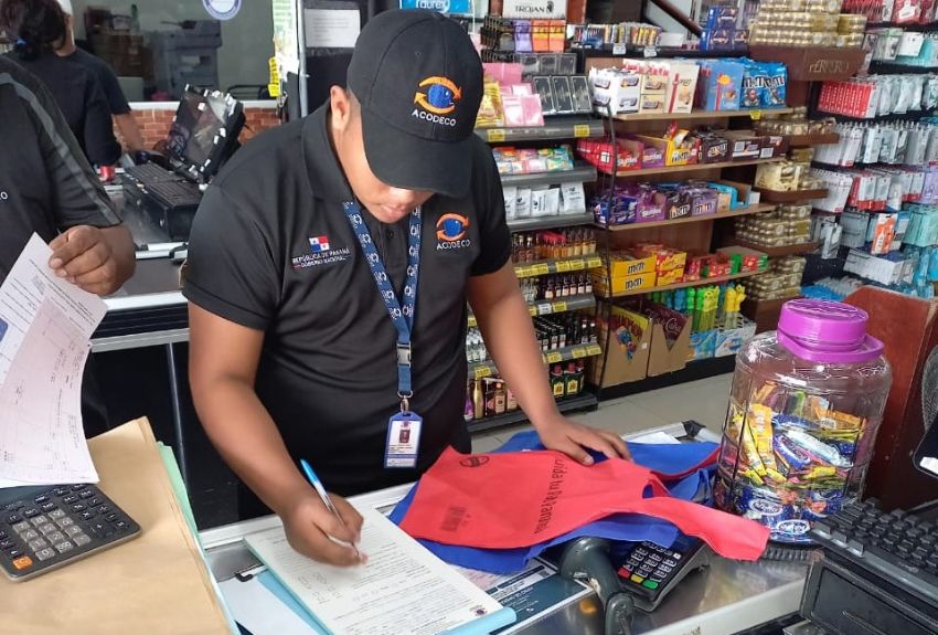 Verifican cumplimiento de normas sobre bolsas reutilizables en supermercados 