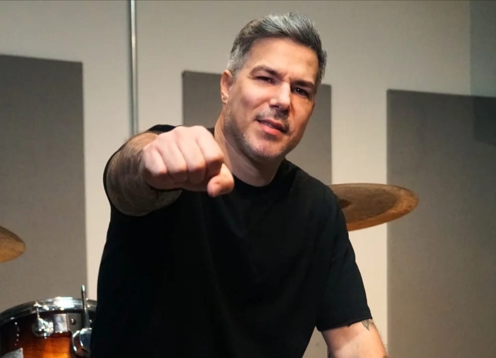 ¡Firmó con sello disquero! Víctor Regueira lanzará un disco de música cristiana como solista 