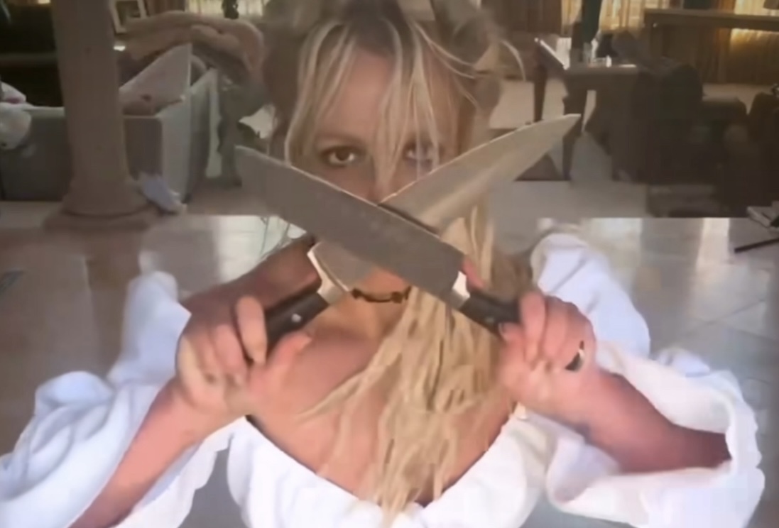 ¿Imitando a Shakira? ¿Tiene Britney Spears una marcada obsesión con los cuchillos?  