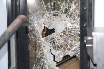 ¡Otro robo al Banco General! Ladrones dejaron un par de dólares con sangre abandonados 