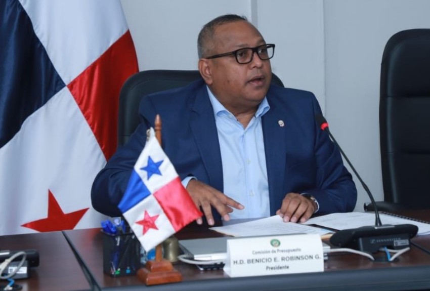 Diputado Pineda da nombres de comentaristas en los que se repartió $1.2 millones en publicidad estatal 