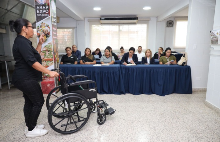 Colaboradores de restaurantes brindarán un mejor servicio para personas con discapacidad 