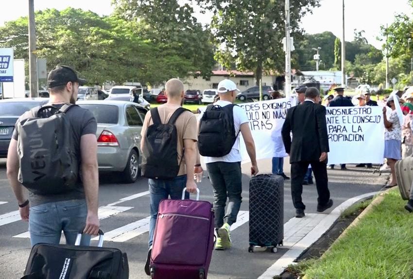 Protesta por títulos de propiedad afectó a turistas que iban para el aeropuerto en David 