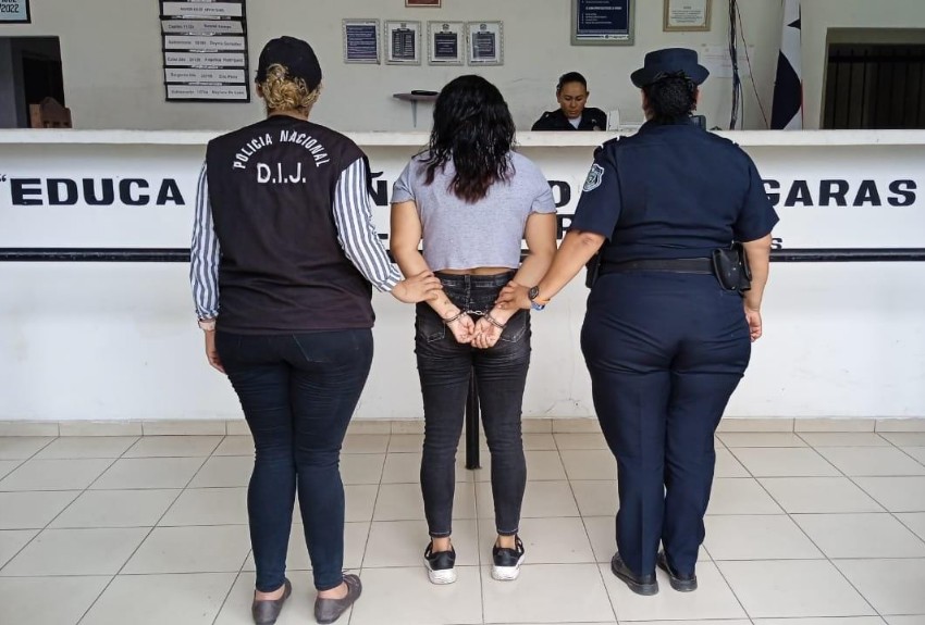 ¡Con las manos en la masa! Aprehenden a mujer por hurto de un carro en Antón 