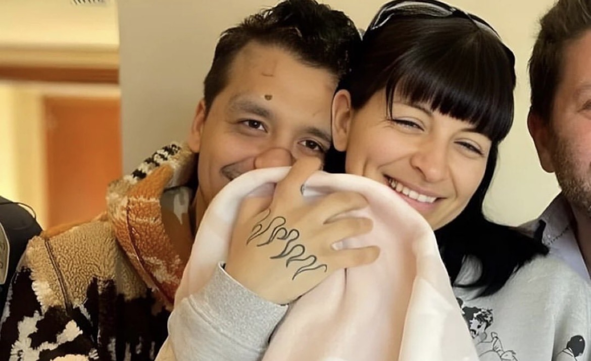 Filtran la primera foto de Christian Nodal y Cazzu con su hija en brazos 