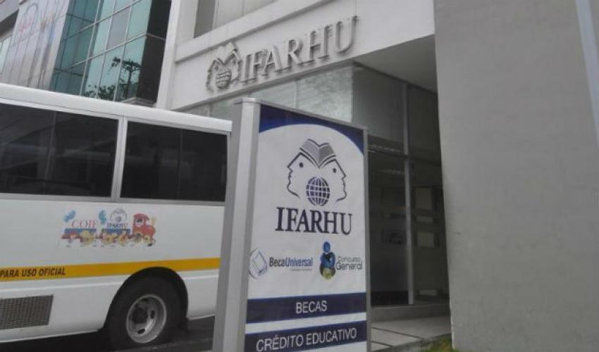 Padres de familia se sienten burlados por el Ifarhu; falta poco tiempo para el cierre del año y no les han pagados sus becas 