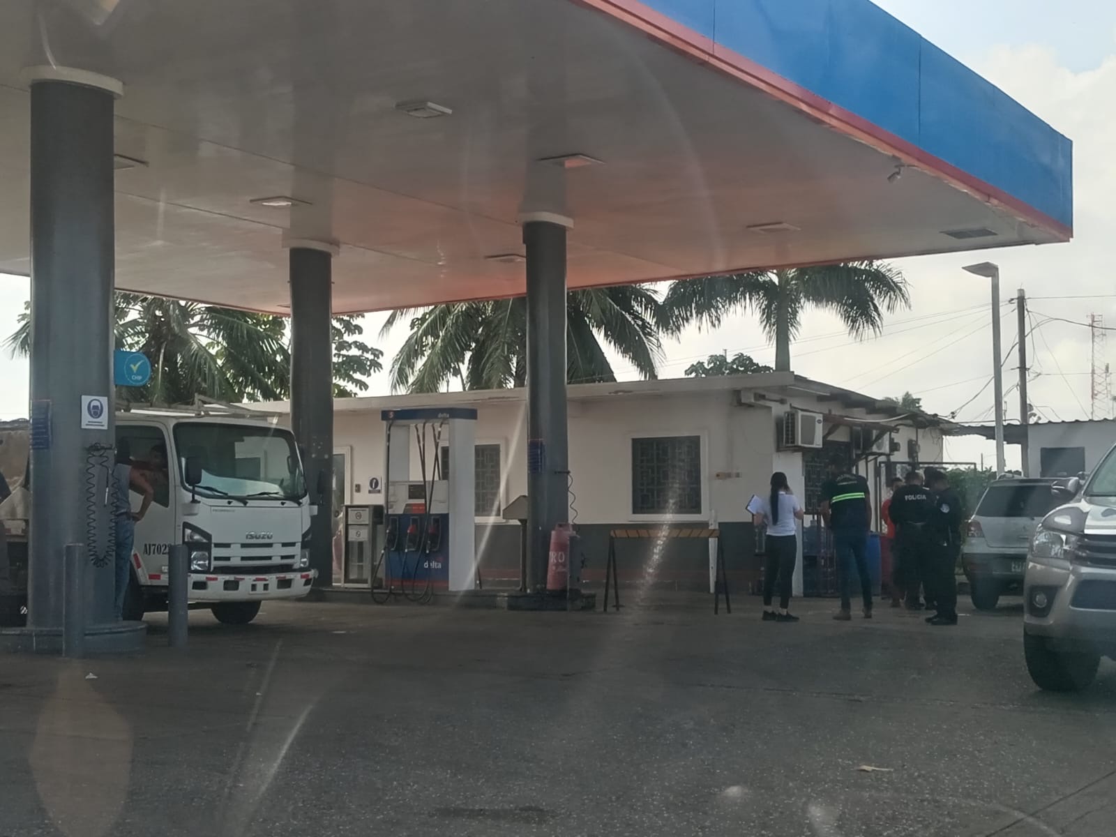 Dos maleantes se metieron a robar a la estación de combustible en Arco Iris  