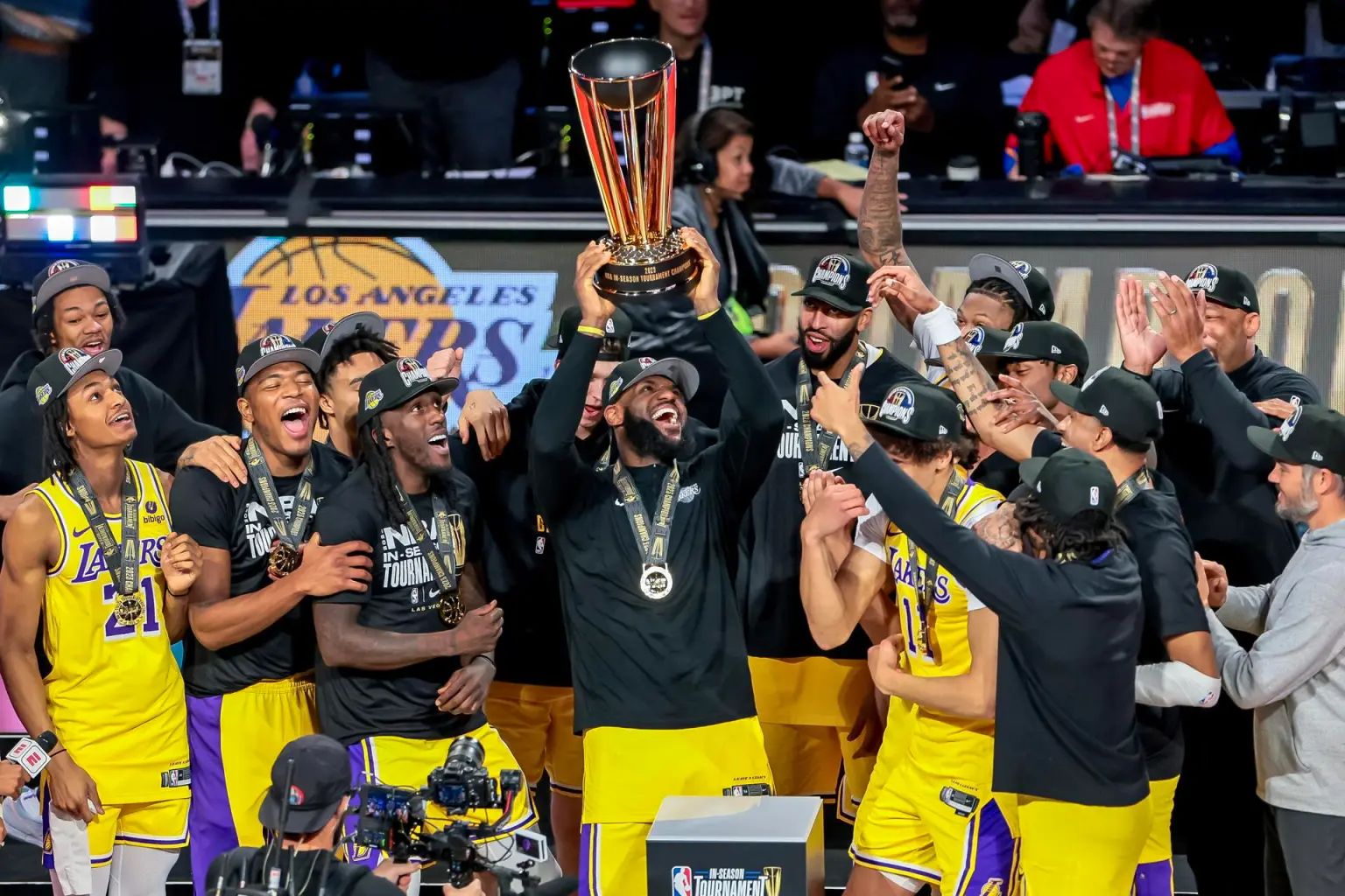 123-109. Los Lakers se llevan la primera Copa de la NBA y LeBron agranda su leyenda 