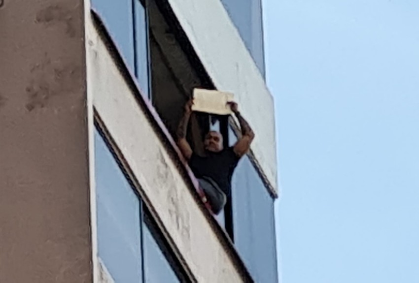 Brindan asistencia a persona que amenazaba con lanzarse desde un balcón en Bella Vista 