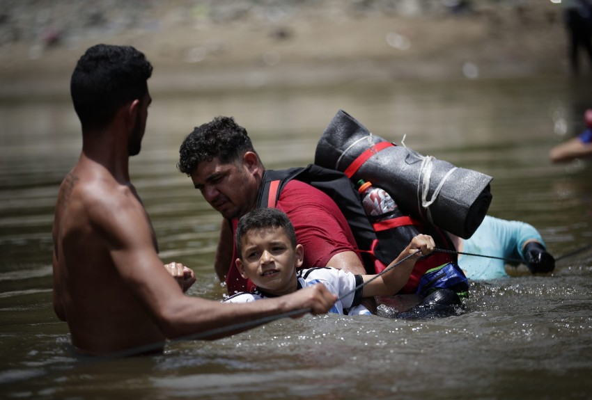 ¡Una crisis sin precedentes! Casi 500 mil migrantes han cruzado el tapón del Darién este año 