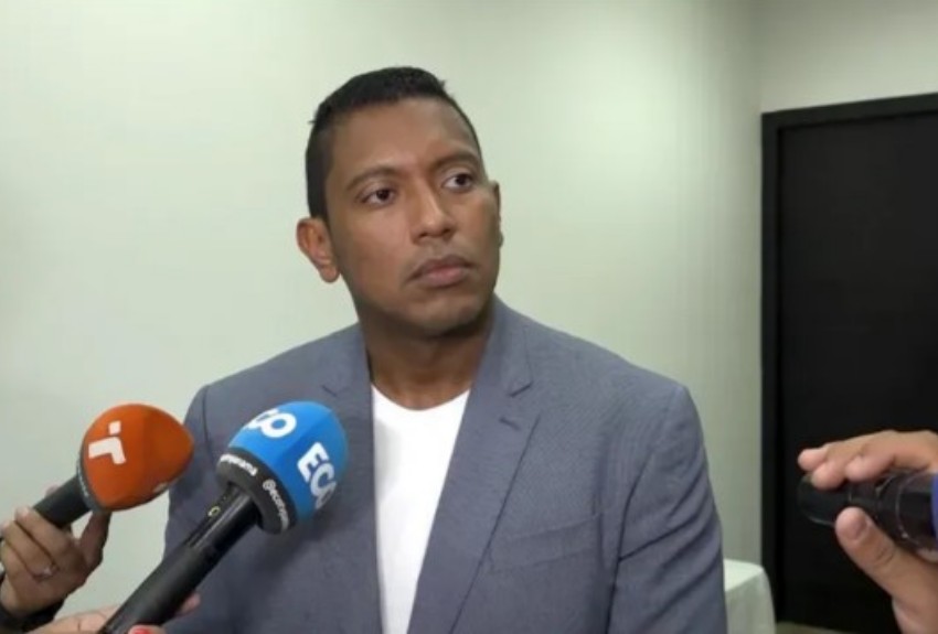 Luis Oliva se presenta al Tribunal Electoral por levantamiento del fuero electoral 