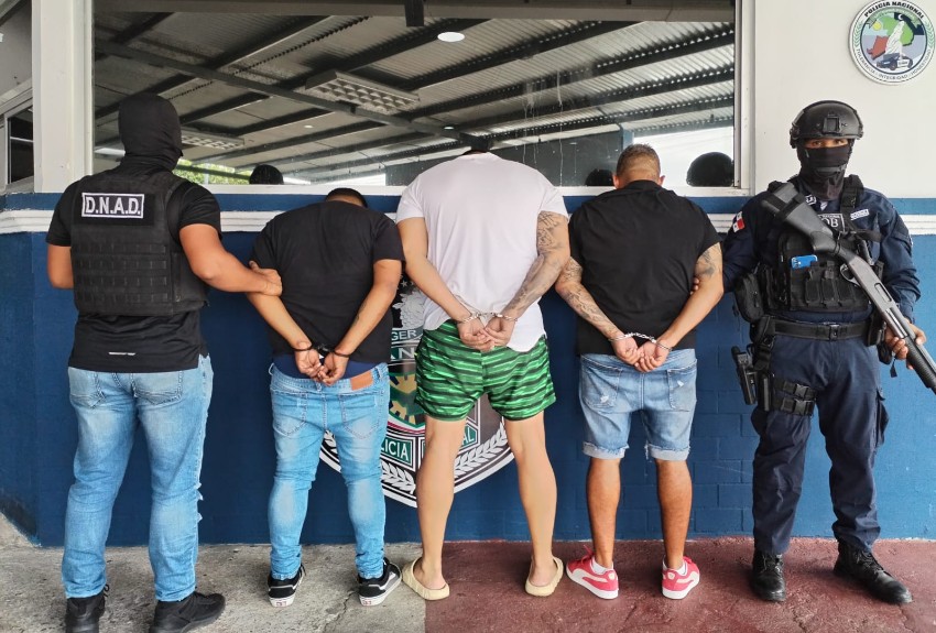 Atrapan a tres sujetos con 153 paquetes de presunta droga en Brisas del Golf 